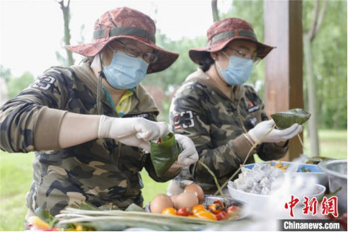 北方森林动物园端午开席 动物品尝粽子大餐