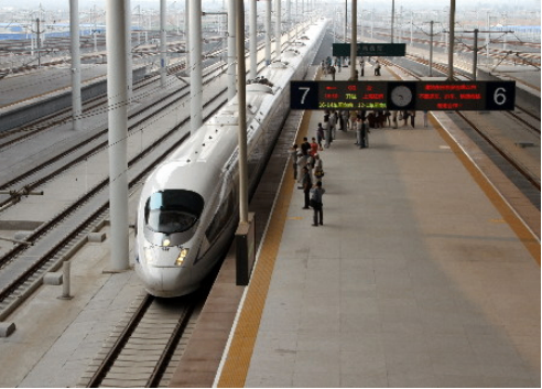 泉城济南迎来首列高铁列车 体验“地面飞行”